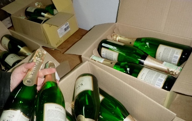Купила на свадьбу: женщина пыталась провезти из Украины в Ростовскую область 68 литров алкоголя