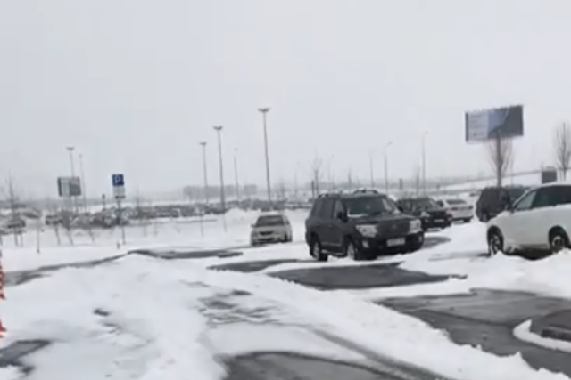 Парковочные места на платной автостоянке засыпаны снегом Парковочные места на платной автостоянке засыпаны снегом