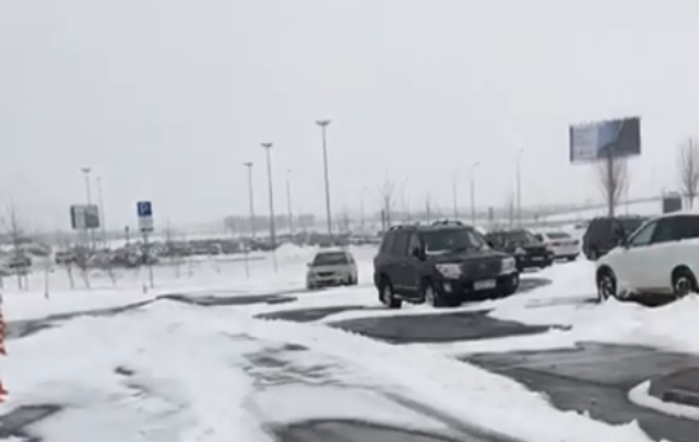 Ростовские водители пожаловались на засыпанные снегом платные парковки Платова