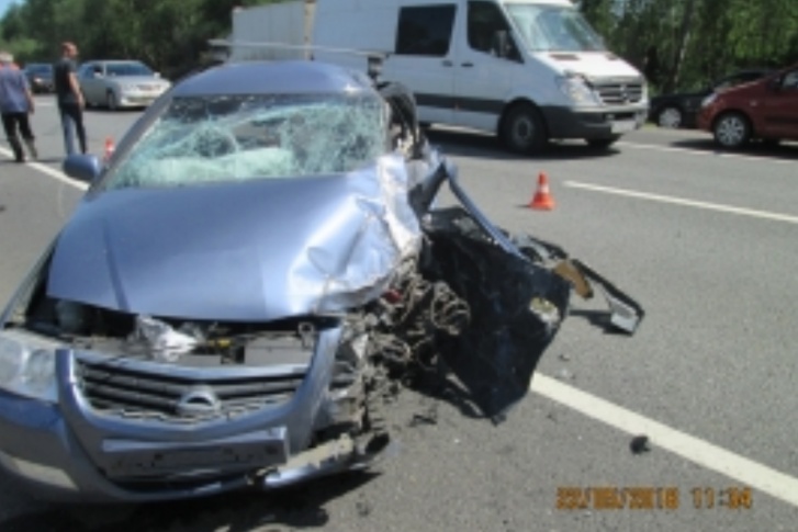 От удара легковой автомобиль раскурочило От удара легковой автомобиль раскурочило