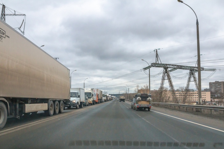 Для въезда грузовиков в Самару планируют оставить открытыми Кировский и Южный мосты