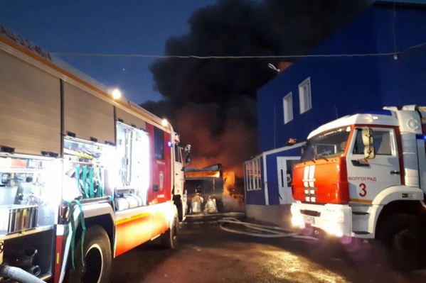 Для тушения крупного пожара огнеборцам потребовался дополнительный подвоз воды Для тушения крупного пожара огнеборцам потребовался дополнительный подвоз воды