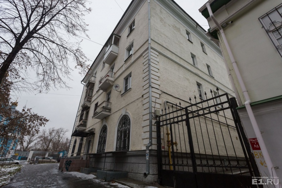 Дом был построен в 50-е годы.
Дом был построен в 50-е годы.