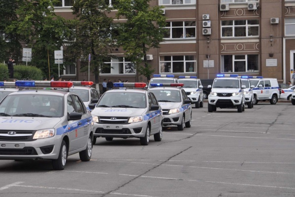 На службу заступили 15 автомобилей Renault, 10 ВАЗов и 10 УАЗов На службу заступили 15 автомобилей Renault, 10 ВАЗов и 10 УАЗов