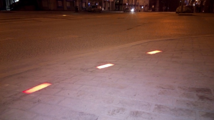 Светодиодные полосы на тротуаре: в Перми появился первый наземный светофор