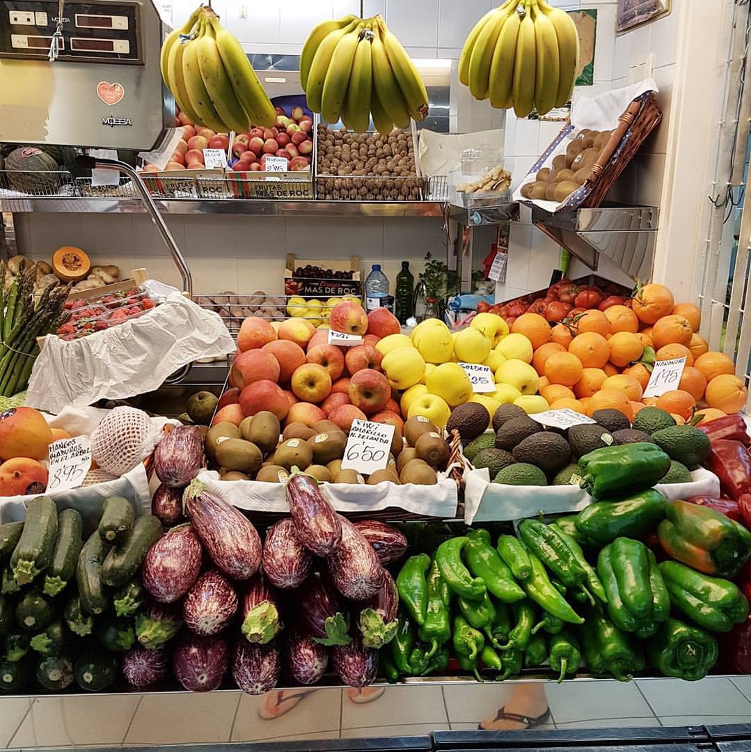 Если переводить на наши цены, то фрукты в зависимости от экзотичности стоят от 60 до 300 рублей за кг