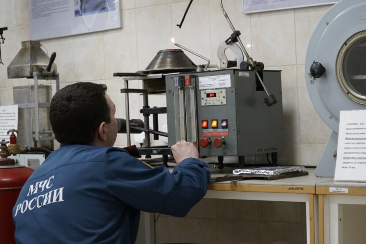 Узнать точную причину пожара помогает специальное оборудование, установленное в испытательной лаборатории Узнать точную причину пожара помогает специальное оборудование, установленное в испытательной лаборатории