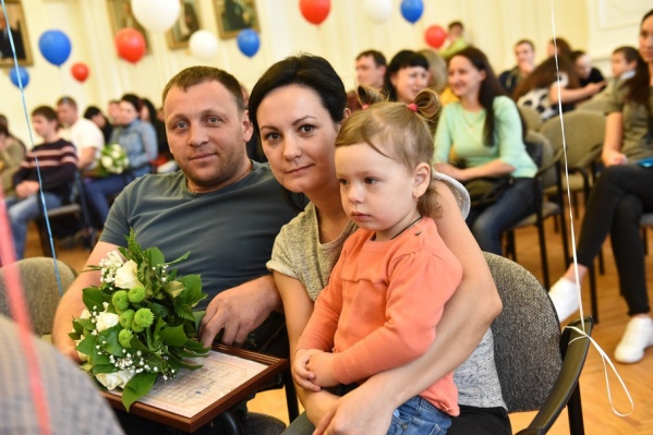 Молодые семьи получили сертификаты на улучшение жилья Молодые семьи получили сертификаты на улучшение жилья