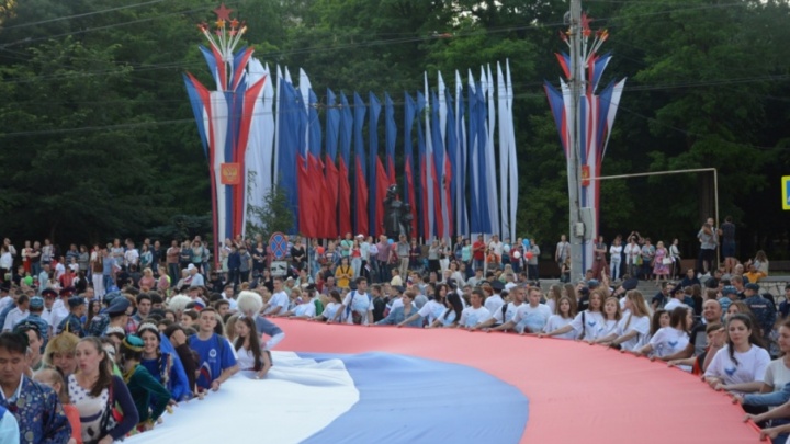 В День России в парке на левом берегу Дона развернут флаг длиною 220 метров