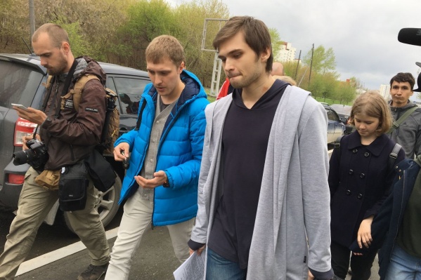 Руслан Соколовский вышел из суда с большой сумкой, которую готовил себе в колонию.
Руслан Соколовский вышел из суда с большой сумкой, которую готовил себе в колонию.