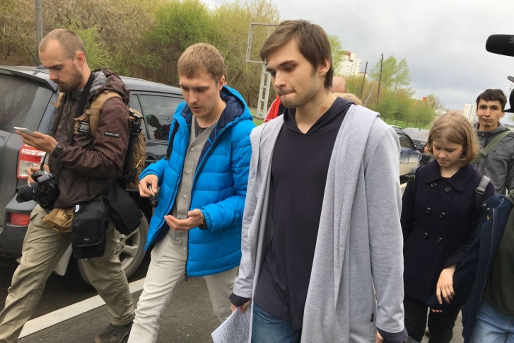 Руслан Соколовский вышел из суда с большой сумкой, которую готовил себе в колонию.