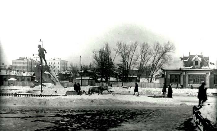 Памятник Свердлову появился здесь в 1927 году.
Памятник Свердлову появился здесь в 1927 году.