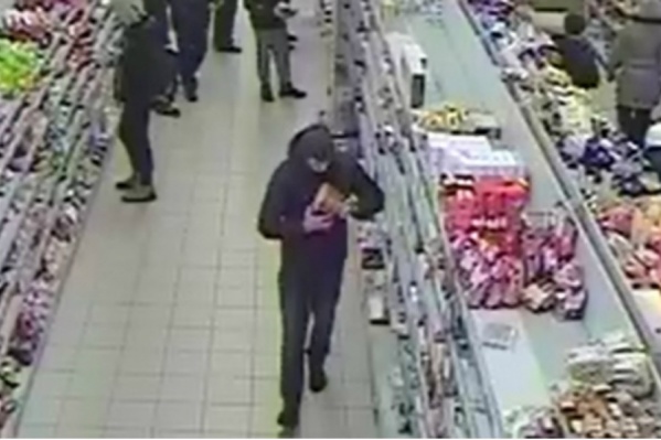 Парень засунул себе за пазуху коробки конфет и убежал из магазина Парень засунул себе за пазуху коробки конфет и убежал из магазина