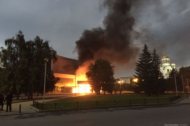 Из горящего здания эвакуировали 5 человек.