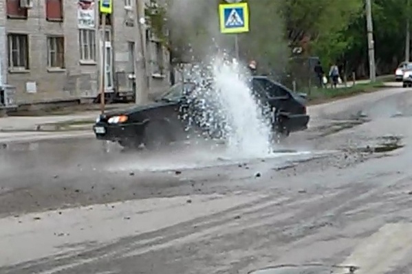 В Самаре на улице Гаражной забил фонтан В Самаре на улице Гаражной забил фонтан