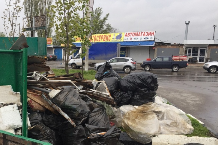 Ростовчане бросали мусор рядом с контейнером