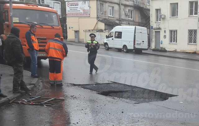 Внедорожник  провалился в яму в центре Ростова