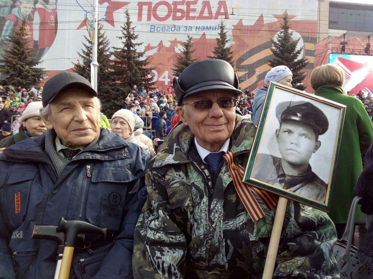 Семен Петрович пришел с портретом брата, чтобы почтить его память