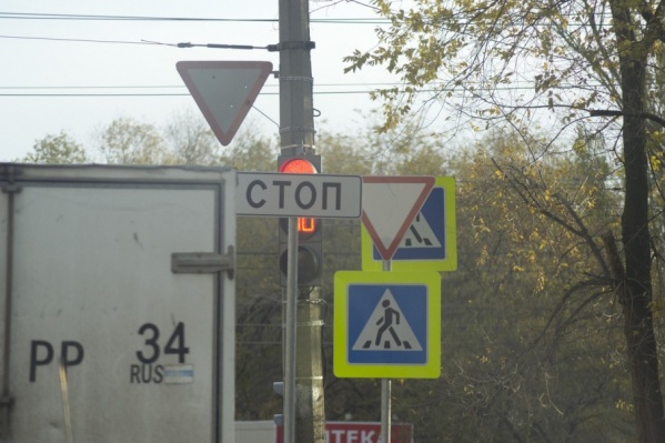 «СТОПОМ» в центре города загородили важный светофор «СТОПОМ» в центре города загородили важный светофор