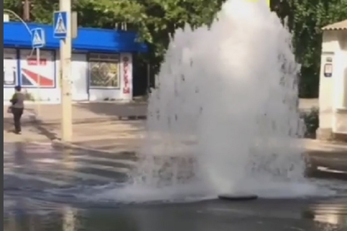Вода из канализационного люка льется чистая и холодная Вода из канализационного люка льется чистая и холодная