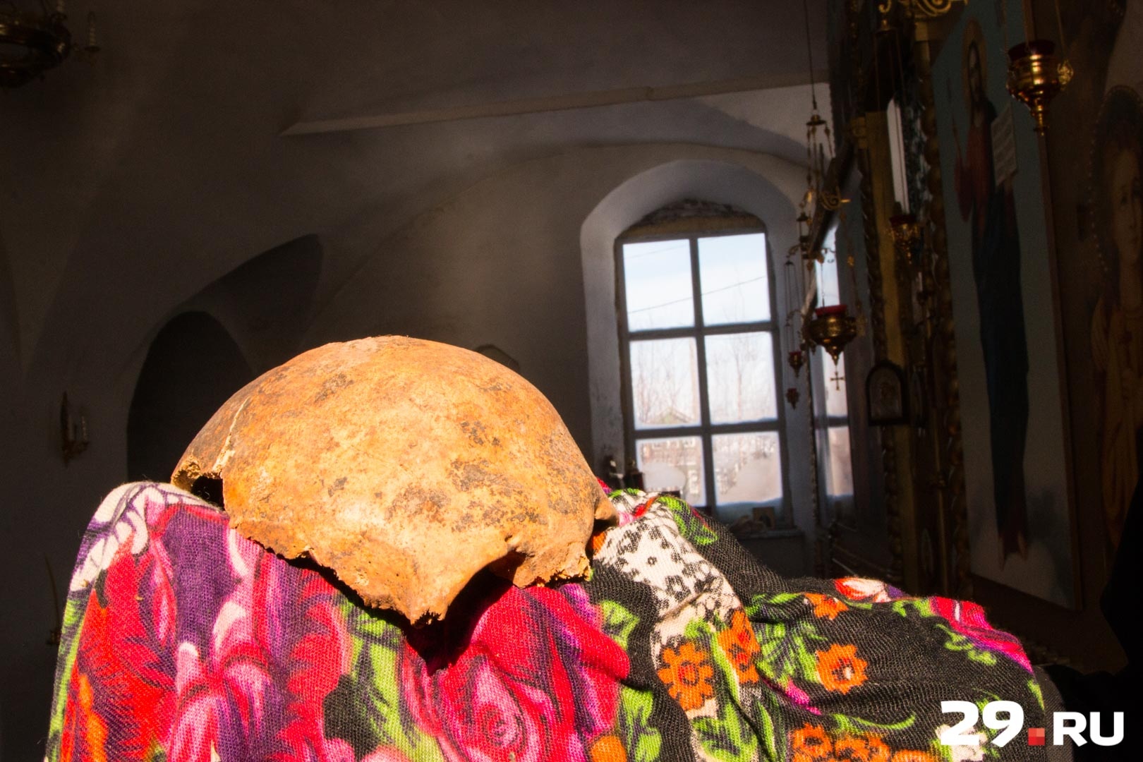 Этот череп отец Николай нашел под кинобудкой на втором этаже. Настоятель храма не исключает, что это останки священнослужителя