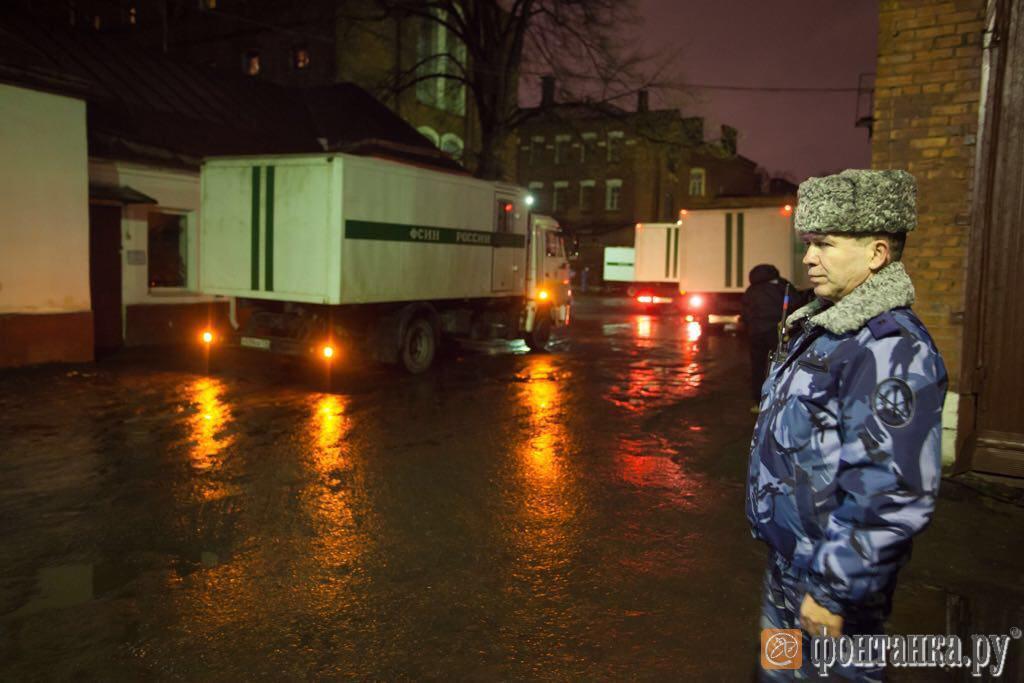 За доставкой последних арестантов следил начальник УФСИН Петербурга и области генерал Игорь Потапенко