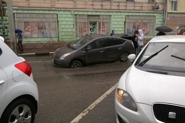 Чтобы вызволить авто из-под земли, хозяину пришлось вызывать подмогу Чтобы вызволить авто из-под земли, хозяину пришлось вызывать подмогу