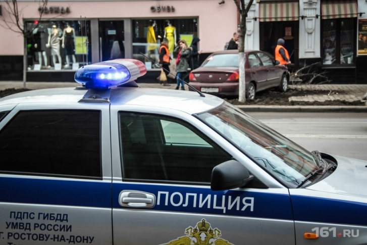 Сейчас полицейские разыскивают подозреваемого Сейчас полицейские разыскивают подозреваемого
