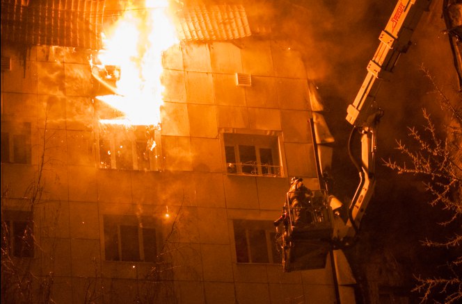 Пожар на Олимпийской начался с квартиры на восьмом этаже — потом огонь перекинулся на фасад и крышу здания