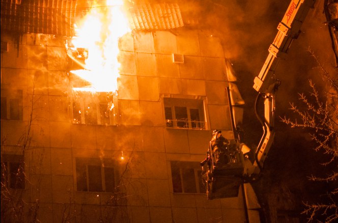 Пожар на Олимпийской начался с квартиры на восьмом этаже — потом огонь перекинулся на фасад и крышу здания Пожар на Олимпийской начался с квартиры на восьмом этаже — потом огонь перекинулся на фасад и крышу здания