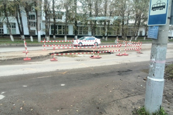 Яму раскопали на проезжей части, чтобы устранить аварию Яму раскопали на проезжей части, чтобы устранить аварию
