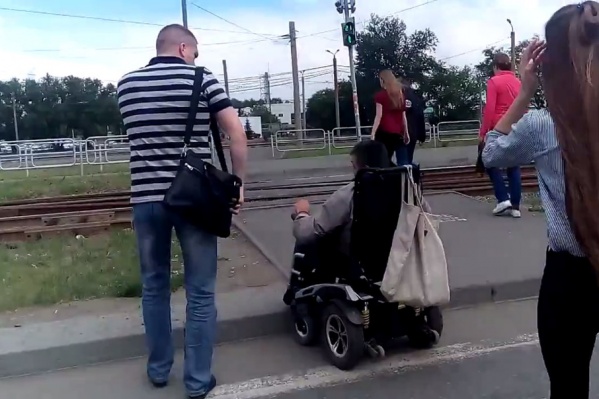 Владимир Климов на пути к ТРК не смог преодолеть ни один бордюр Владимир Климов на пути к ТРК не смог преодолеть ни один бордюр