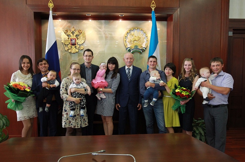Пять семей получили сертификаты из рук главы республики