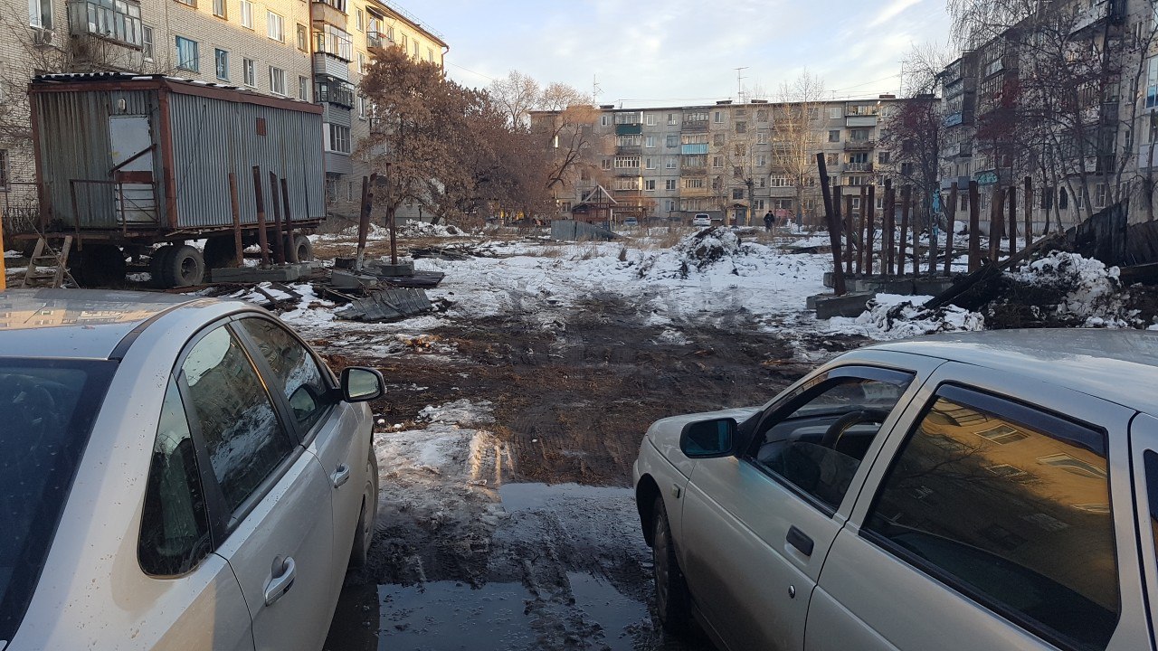 Охранник из машины наблюдает, чтобы на площадке не орудовали посторонние Охранник из машины наблюдает, чтобы на площадке не орудовали посторонние