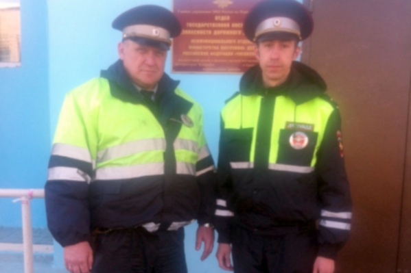 Полицейские первыми пришли на помощь пассажирам автобуса на трассе Полицейские первыми пришли на помощь пассажирам автобуса на трассе