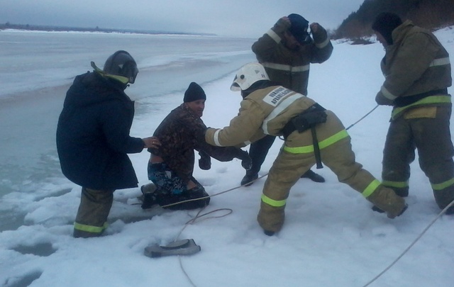 Спасатели вытащили из ледяной воды двоих мужчин у поселка Двинской