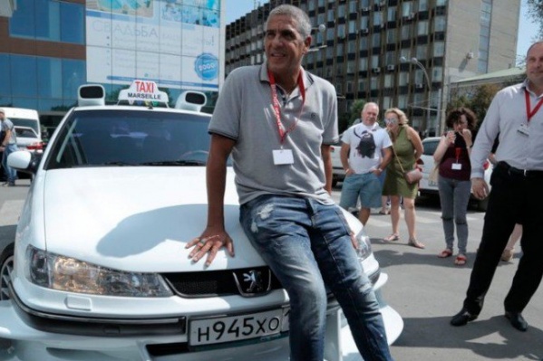 Сами Насери рядом с точной репликой автомобиля из культового фильма с его участием Сами Насери рядом с точной репликой автомобиля из культового фильма с его участием