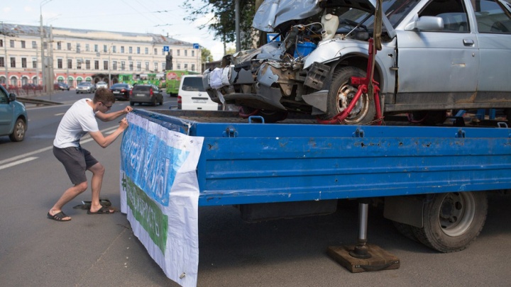 В центре Ярославля гаишники поставили разбитую машину