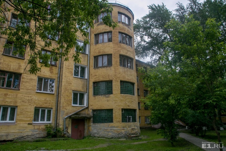Общежитие в стиле конструктивизма построено с бастионами.
