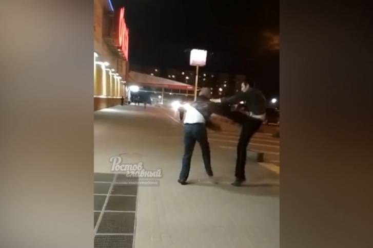 Охранник ударил покупателя ногой по голове Охранник ударил покупателя ногой по голове