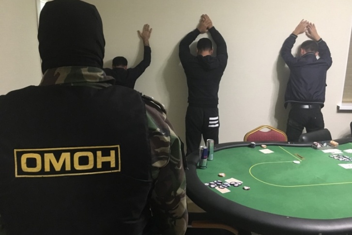 В гости к организаторам нелегального казино полицейские явились вместе с бойцами ОМОНа