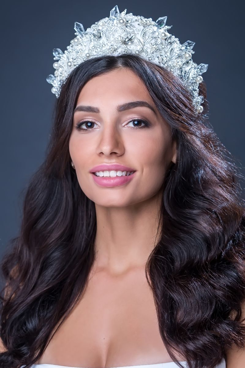 22-летняя Эльвира Гатауллина: "Я оптимистка. Участницей решила стать спонтанно: о конкурсе рассказала мне мой стилист. О том, что я участвую, знают папа с мамой, а для друзей участие – сюрприз. Играла в детстве на фортепиано. Недавно рисованием увлеклась. Я делаю наброски постоянно. А иногда рисую просто всласть. Желаю всем конкурсанткам удачи. Внутри пусть будет больше красоты".
22-летняя Эльвира Гатауллина: "Я оптимистка. Участницей решила стать спонтанно: о конкурсе рассказала мне мой стилист. О том, что я участвую, знают папа с мамой, а для друзей участие – сюрприз. Играла в детстве на фортепиано. Недавно рисованием увлеклась. Я делаю наброски постоянно. А иногда рисую просто всласть. Желаю всем конкурсанткам удачи. Внутри пусть будет больше красоты".