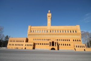 Замок шестиэтажный, вместе с башенкой он достигает высоты в 43 метра Замок шестиэтажный, вместе с башенкой он достигает высоты в 43 метра