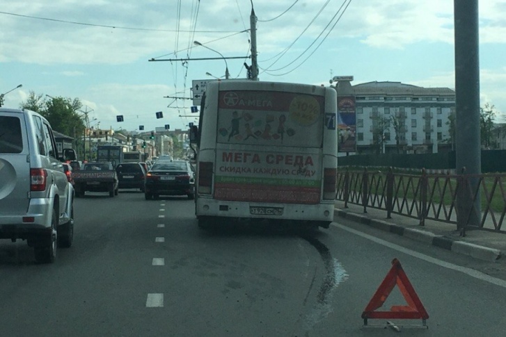 Маршрутку пришлось вывозить на эвакуаторе, что ещё больше спровоцировало пробку Маршрутку пришлось вывозить на эвакуаторе, что ещё больше спровоцировало пробку
