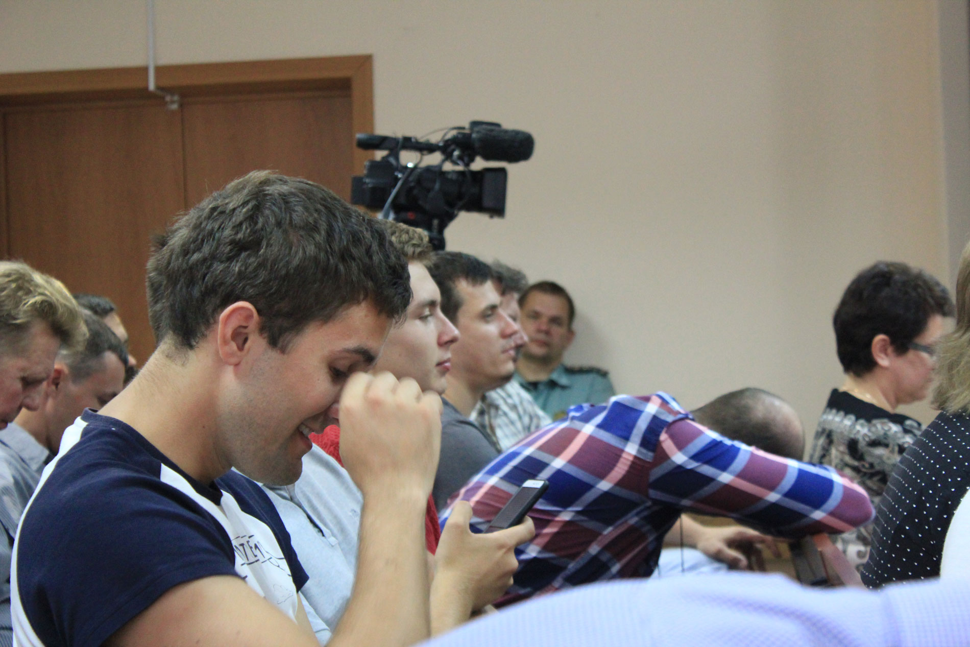 Слушатели ждали полтора часа, пока судья решала, продолжать ли рассматривать дело Слушатели ждали полтора часа, пока судья решала, продолжать ли рассматривать дело