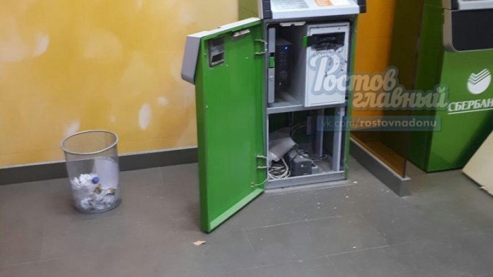В Ростове на Северном грабители кувалдой разбили банкомат