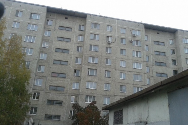 Неподалёку от этого дома почти год назад как раз и произошло нападение на 27-летнюю горожанку, которая спешила попасть домой Неподалёку от этого дома почти год назад как раз и произошло нападение на 27-летнюю горожанку, которая спешила попасть домой