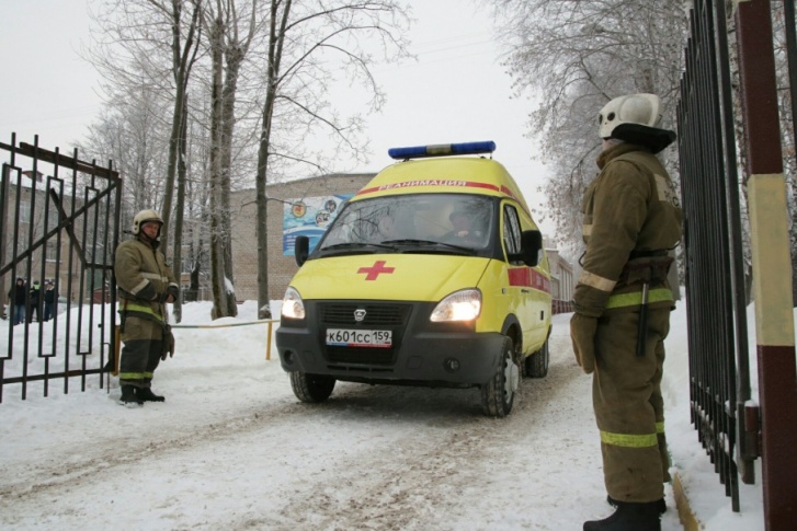 Сейчас у школы работают следователи и полиция Сейчас у школы работают следователи и полиция