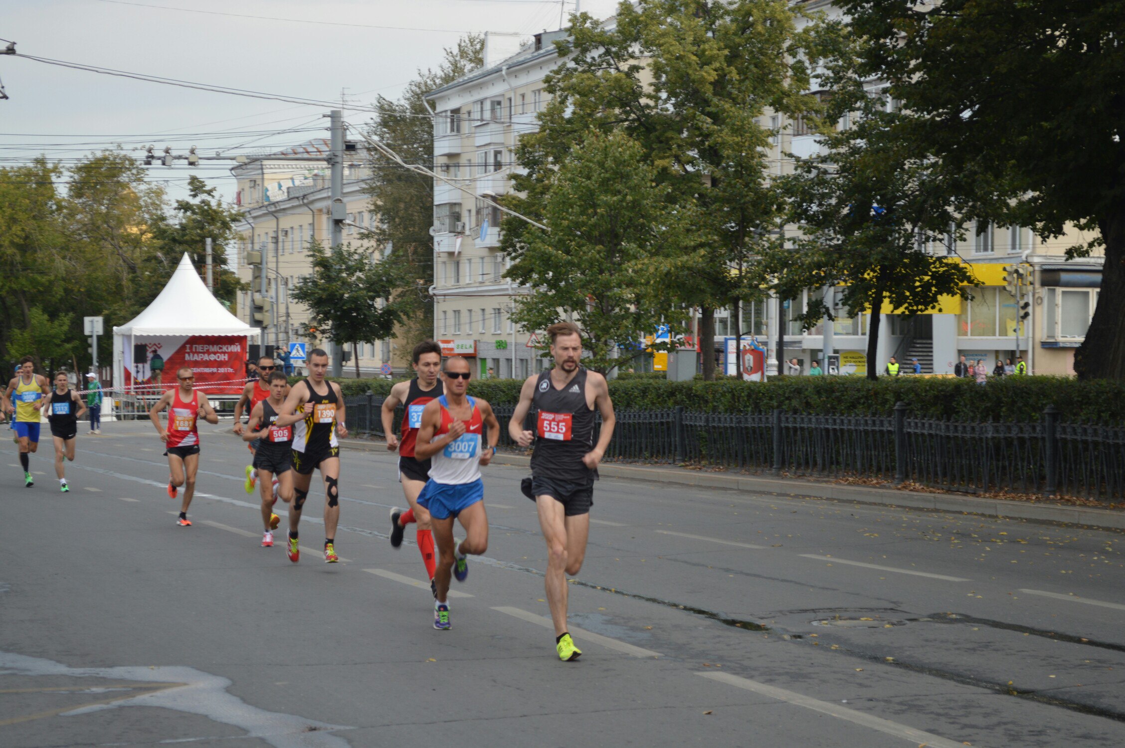 Дмитрий Сафронов (крайний справа) на данный момент лидирует в марафонском забеге