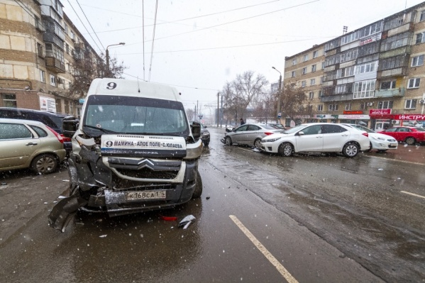 Сообщается, что в момент ДТП маршрутка была полна пассажиров, однако, предварительно, никто из них не пострадал Сообщается, что в момент ДТП маршрутка была полна пассажиров, однако, предварительно, никто из них не пострадал